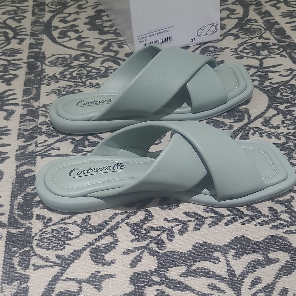 L'INTERVALLE Blue Sandals Sleek Minimalist Design